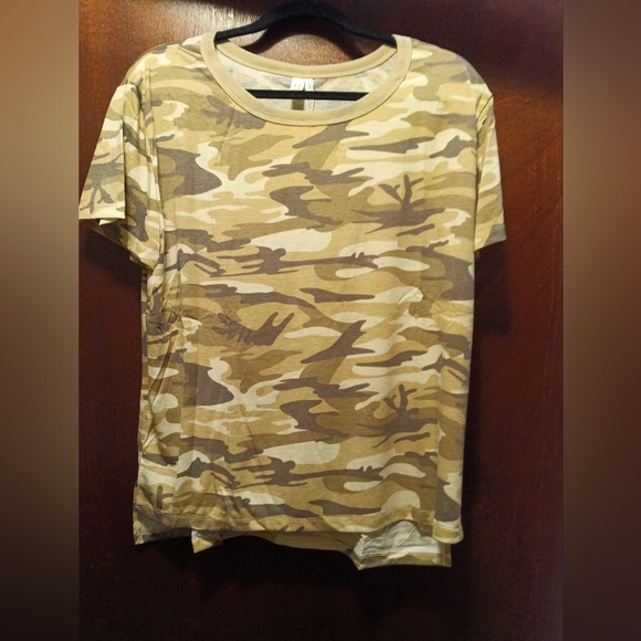 Hayden Los Angeles Tops - Hayden Los Angeles NWT Women's Camo T Shirt Size Large